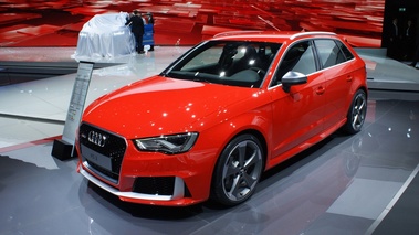 Audi RS3 Sportback rouge 3/4 avant gauche