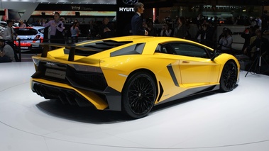 Lamborghini Aventador LP750-4 SV jaune 3/4 arrière droit