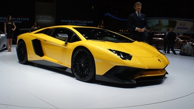 Lamborghini Aventador LP750-4 SV jaune 3/4 avant droit