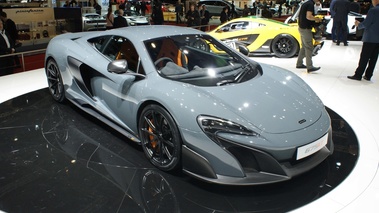 McLaren 675LT anthracite 3/4 avant droit