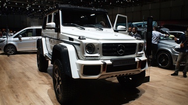 Mercedes G500 4x4² blanc 3/4 avant droit