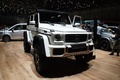 Mercedes G500 4x4² blanc 3/4 avant droit