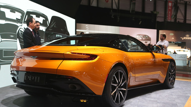 Salon de Genève 2016 - Aston Martin DB11 orange 3/4 arrière droit