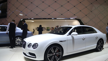 Salon de Genève 2016 - Bentley Flying Spur V8 S blanc 3/4 avant gauche
