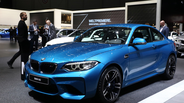 Salon de Genève 2016 - BMW M2 bleu 3/4 avant gauche