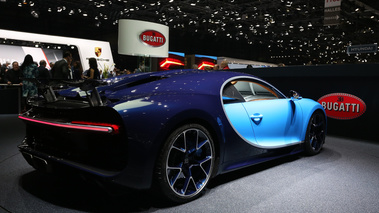 Salon de Genève 2016 - Bugatti Chiron bleu/bleu 3/4 arrière droit