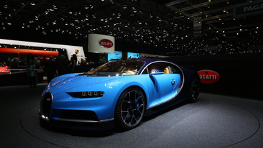 Salon de Genève 2016 - Bugatti Chiron bleu/bleu 3/4 avant gauche 