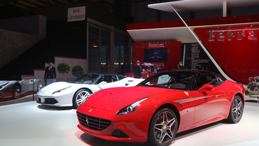 Salon de Genève 2016 - Ferrari California T rouge 3/4 avant gauche