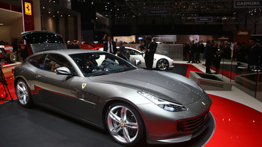 Salon de Genève 2016 - Ferrari GTC/4 Lusso anthracite 3/4 avant droit 2