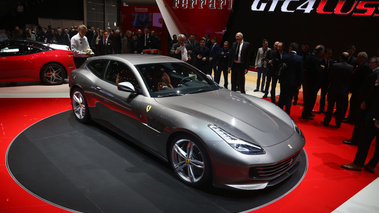 Salon de Genève 2016 - Ferrari GTC/4 Lusso anthracite 3/4 avant droit