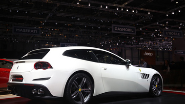 Salon de Genève 2016 - Ferrari GTC/4 Lusso blanc 3/4 arrière droit