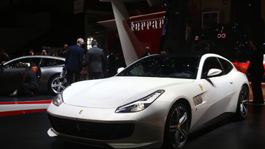 Salon de Genève 2016 - Ferrari GTC/4 Lusso blanc 3/4 avant gauche