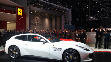 Salon de Genève 2016 - Ferrari GTC/4 Lusso blanc profil