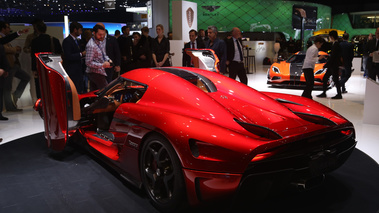 Salon de Genève 2016 - Koenigsegg Regera rouge 3/4 arrière gauche porte ouverte