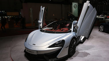 Salon de Genève 2016 - McLaren 570GT gris 3/4 avant gauche portes ouvertes