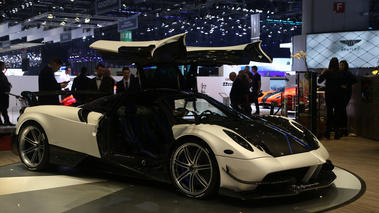 Salon de Genève 2016 - Pagani Huayra BC blanc satiné 3/4 avant droit portes ouvertes