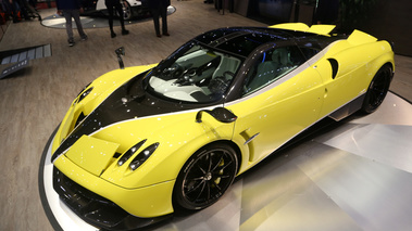 Salon de Genève 2016 - Pagani Huayra jaune/noir 3/4 avant gauche vue de haut