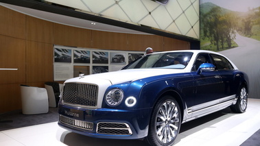 Salon de Genève 2017 - Bentley Mulsanne bleu/blan 3/4 avant gauche