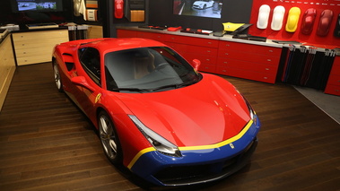 Salon de Genève 2017 - Ferrari 488 GTB rouge/bleu 3/4 avant droit