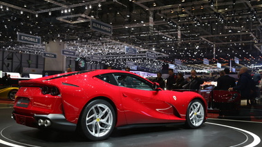 Salon de Genève 2017 - Ferrari 812 Superfast rouge 3/4 arrière droit