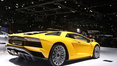 Salon de Genève 2017 - Lamborghini Aventador S jaune 3/4 arrière droit