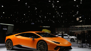 Salon de Genève 2017 - Lamborghini Huracan Performante orange 3/4 avant droit 2