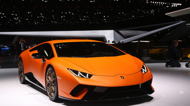 Salon de Genève 2017 - Lamborghini Huracan Performante orange 3/4 avant droit