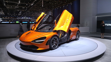 Salon de Genève 2017 - McLaren 720S orange 3/4 avant gauche portes ouvertes