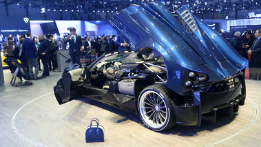 Salon de Genève 2017 - Pagani Huayra Spider carbone bleu 3/4 arrière gauche capot moteur ouvert