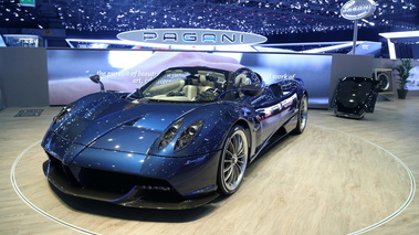 Salon de Genève 2017 - Pagani Huayra Spider carbone bleu 3/4 avant gauche