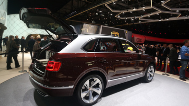 Salon de Genève 2018 - Bentley Bentayga Hybrid marron/gris 3/4 arrière droit coffre ouvert