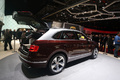 Salon de Genève 2018 - Bentley Bentayga Hybrid marron/gris 3/4 arrière droit coffre ouvert