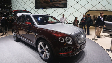 Salon de Genève 2018 - Bentley Bentayga Hybrid marron/gris 3/4 avant droit coffre ouvert