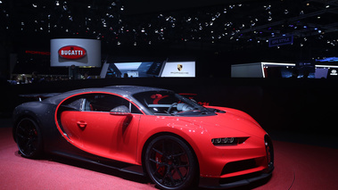 Salon de Genève 2018 - Bugatti Chiron Sport rouge/carbone 3/4 avant droit