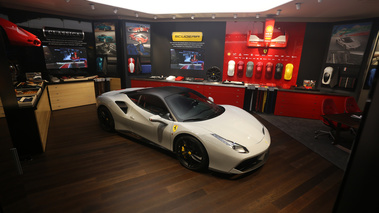 Salon de Genève 2018 - Ferrari 488 GTB Tailor Made blanc/noir 3/4 avant droit