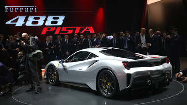 Salon de Genève 2018 - Ferrari 488 Pista gris 3/4 arrière gauche