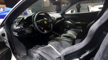 Salon de Genève 2018 - Ferrari 488 Pista gris intérieur