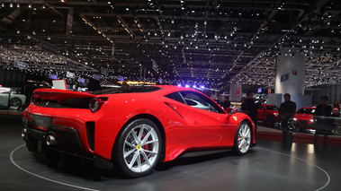 Salon de Genève 2018 - Ferrari 488 Pista rouge 3/4 arrière droit