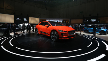 Salon de Genève 2018 - Jaguar I-Pace rouge 3/4 avant droit