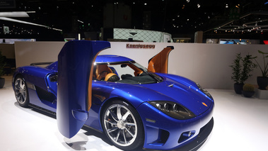 Salon de Genève 2018 - Koenigsegg CCX bleu 3/4 avant droit portes ouvertes