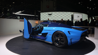 Salon de Genève 2018 - Koenigsegg Regera bleu/bleu 3/4 arrière gauche portes ouvertes