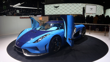 Salon de Genève 2018 - Koenigsegg Regera bleu/bleu 3/4 avant gauche portes ouvertes