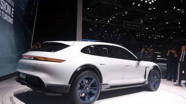 Salon de Genève 2018 - Porsche Mission E Cross Turismo 3/4 arrière droit