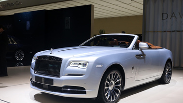 Salon de Genève 2018 - Rolls Royce Dawn Aero Cowling gris 3/4 avant gauche