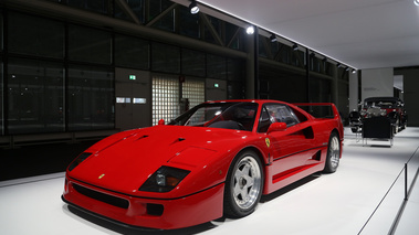 Grand Basel 2018 - Ferrari F40 rouge 3/4 avant gauche