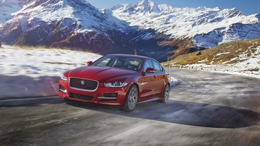 Jaguar XE AWD - Rouge - 3/4 avant gauche dynamique