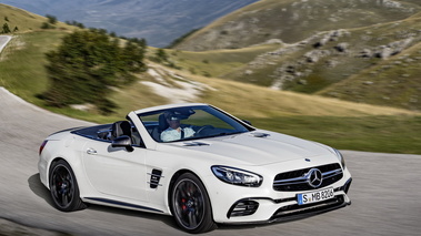 Mercedes SL63 AMG 2015 - Blanche - 3/4 avant droit dynamique