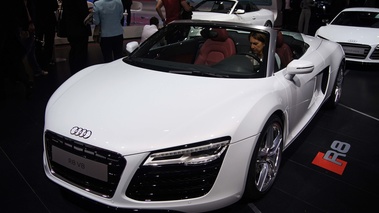 Mondial de l'Automobile de Paris 2012 - Audi R8 Spyder blanc 3/4 avant gauche