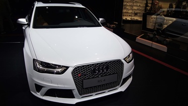 Mondial de l'Automobile de Paris 2012 - Audi RS4 Avant blanc face avant