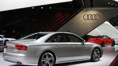 Mondial de l'Automobile de Paris 2012 - Audi S8 gris 3/4 arrière droit
